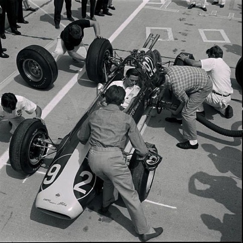 Jim a récupéré sa voiture verte., avec les bons échappements...